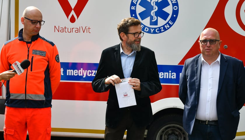Ratownik dr Paweł Gawłowski, Andrzej Mańkowski, dyr. MOPS, i Maciej Zięba, prezes MSM Energetyk