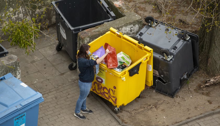 Podwyżki za wywóz śmieci w roku 2023 mają być - mimo kryzysu - jak najmniej dotkliwe dla wrocławian