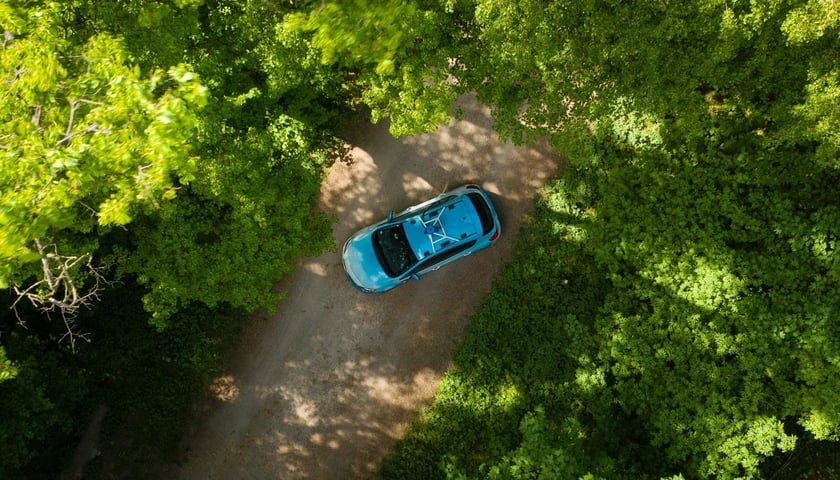 Zdjęcie samochodu Google Street View z aparatem fotografującym otoczenie