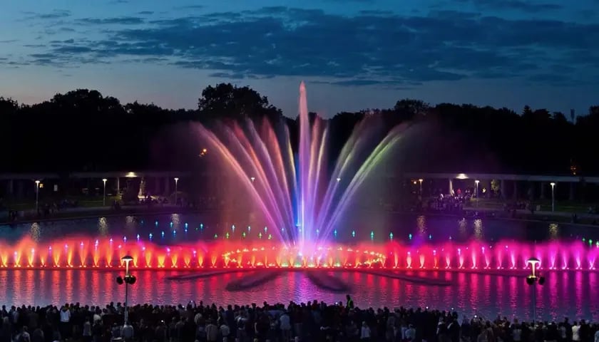 показ Вроцлавського мультимедійного фонтану 