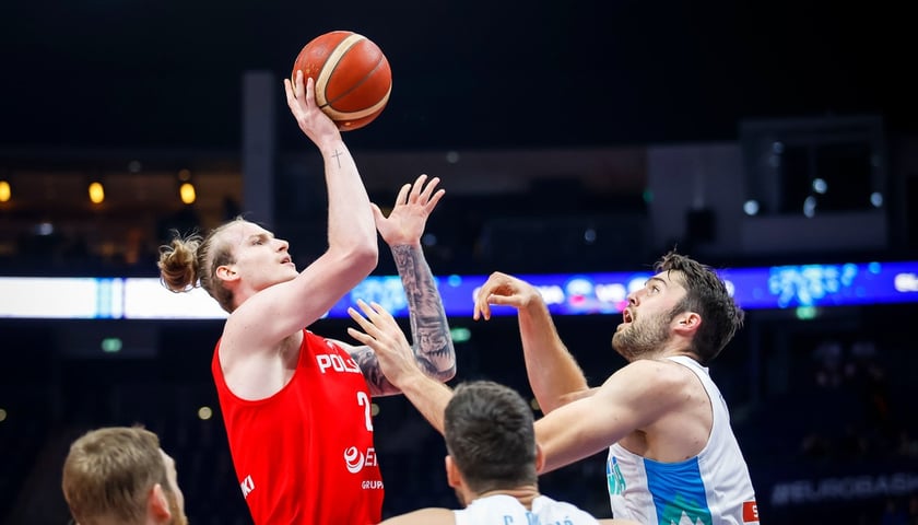Pochodzący z dolnośląskiej Świdnicy Aleksander Balcerowski (na zdjęciu z piłką) w półfinale EuroBasketu przeciwko Francji.