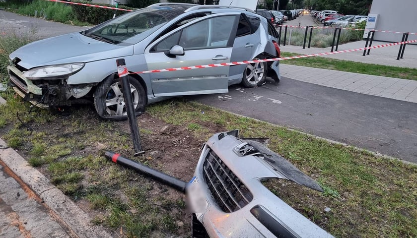 Do wypadku doszło na ul. Legnickiej w kierunku Pilczyc. Na zdjęciu rozbity pojazd