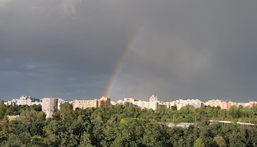 Na zdjęciu tęcza na niebie we Wrocławiu w niedzielę, 18 września 2022 r.