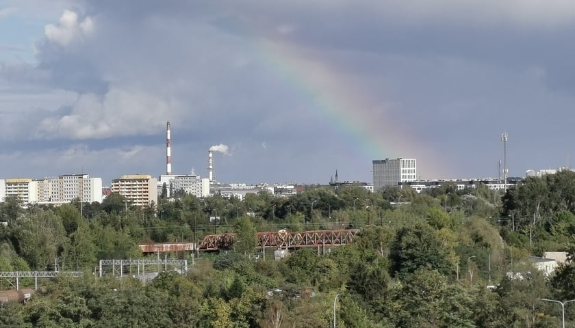 Na zdjęciu tęcza na niebie we Wrocławiu w niedzielę, 18 września 2022 r.