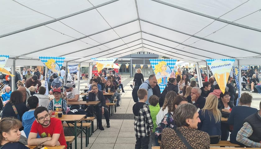 Wrocławski Oktoberfest wraca (już w ten weekend) na pl. Nowy Targ. Na zdjęciu widać wrocławian, którzy bawili się na tej imprezie w 2021 roku