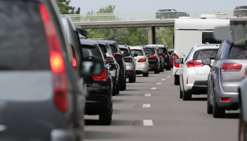 Zdjęcie ilustracyjne, na którym widać fragment autostrady i sznur samochodów
