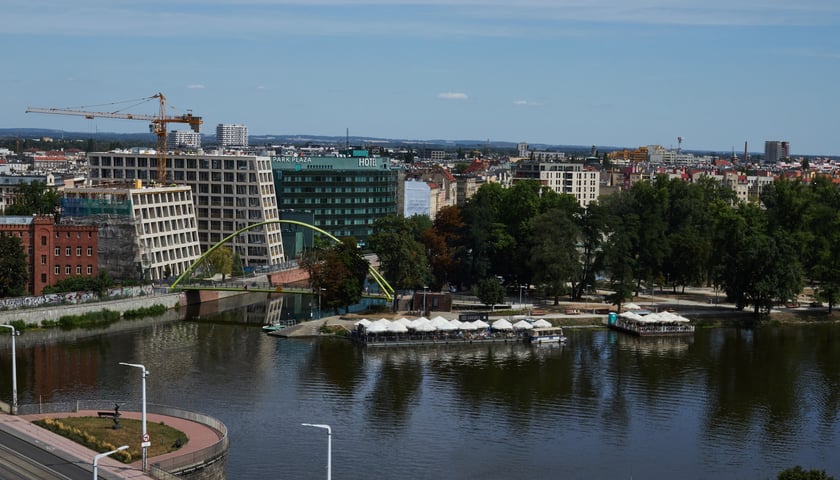 Na zdjęciu widać Wyspę Słodową, ulubione miejsce imprez plenerowych wśród młodych ludzi we Wrocławiu