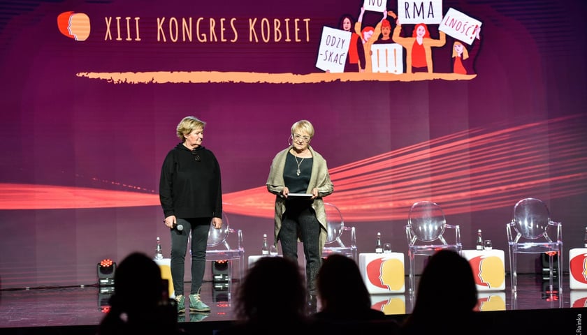 na zdjęciu założycielki Kongresu Kobiet– Henryka Bochniarz i Magdalena Środa na scenie