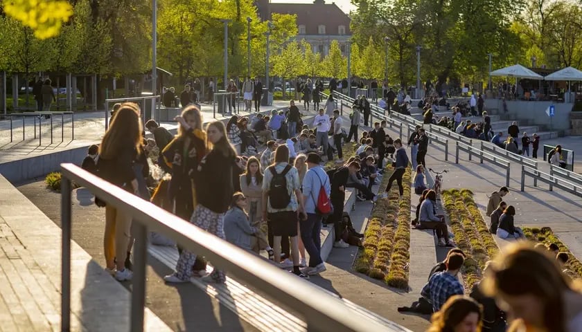 bulwary nad Odrą we Wrocławiu, ludzie, zdjęcie ilustracyjne