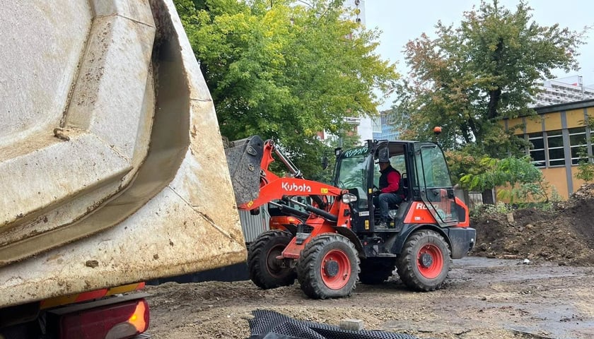 Koparka (na zdjęciu) na placu budowy hali i kortów przy SP nr 72 przy ul. Trwałej we Wrocławiu