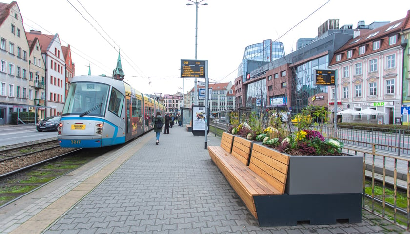 Trwa modernizacja systemu ITS we Wrocławiu. Na zdjęciu widać przystanek tramwajowy  przy ul. Kazimierza Wielkiego 
