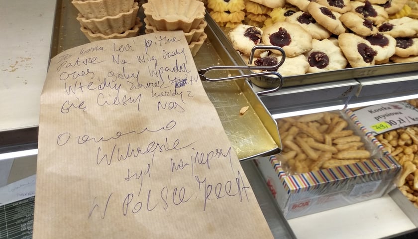 Słowa słynnej piosenki zapisane na papierowej torebce w cukierni u Szoka