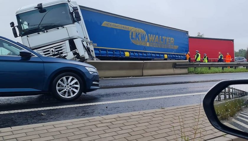 Duże utrudnienia na A4. Na zdjęciu tir, który uderzył w barierki