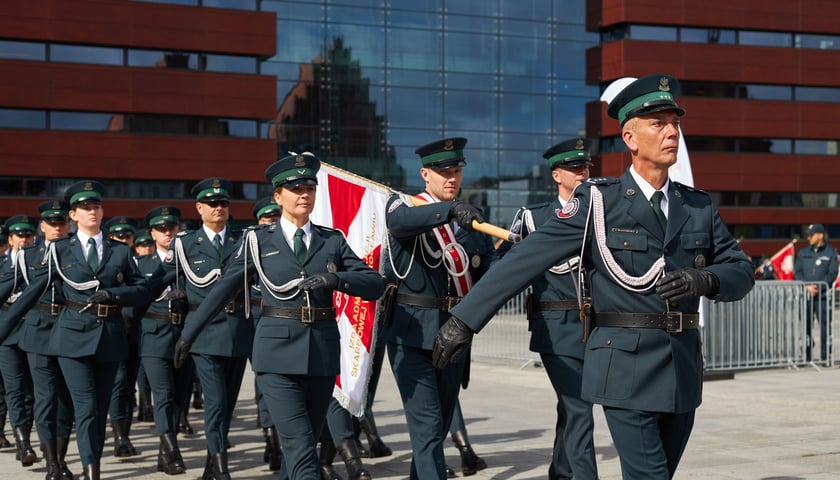 Na zdjęciu: przemarsz kompanii honorowej Krajowej Administracji Skarbowej i Służb Mundurowych we Wrocławiu