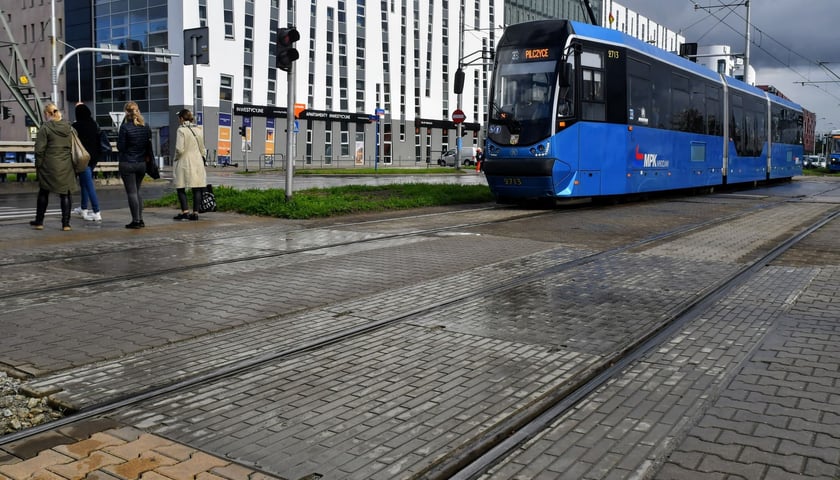 MPK Wrocław wyremontowało przejścia przez torowiska w 7 miejscach. Na zdjęciu jedno z przejść przy ul. Legnickiej