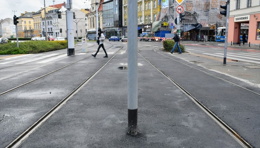 Całkowity koszt prac, w ramach których MPK Wrocław zmodernizowało 7 przejść przez torowiska, wyniósł około 600 tys. zł