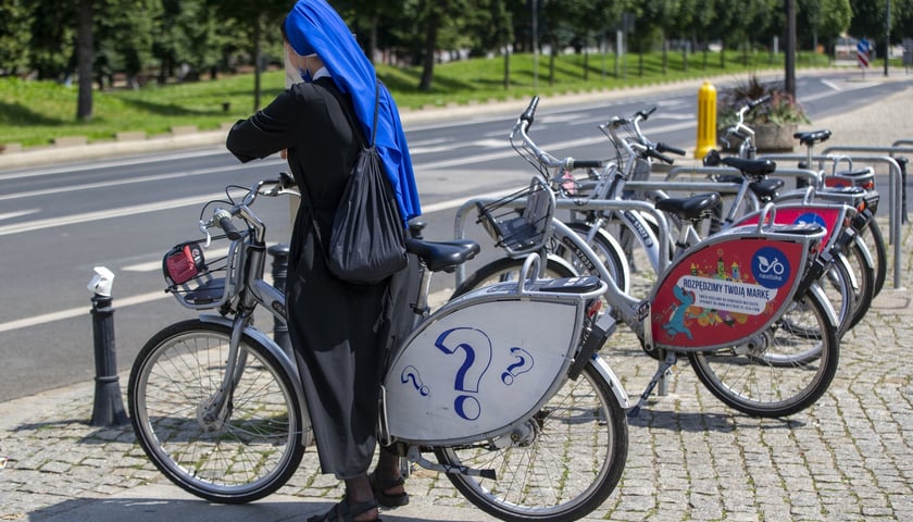 rower miejski we Wrocławiu, na zdjęciu zakonnica na rowerze