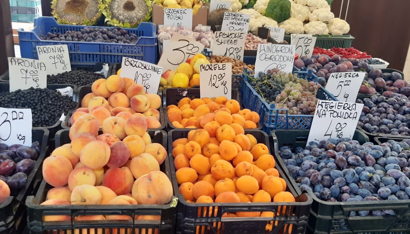 Na zdjęciu towary, m.in. owoce i warzywa (wraz z cenami), które można kupić na targowisku przy ul. Niedźwiedziej we Wrocławiu