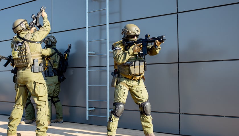 Na zdjęciu są funkcjonariusze Krajowe Administracji Skarbowej podczas akcji z bronią w ręku