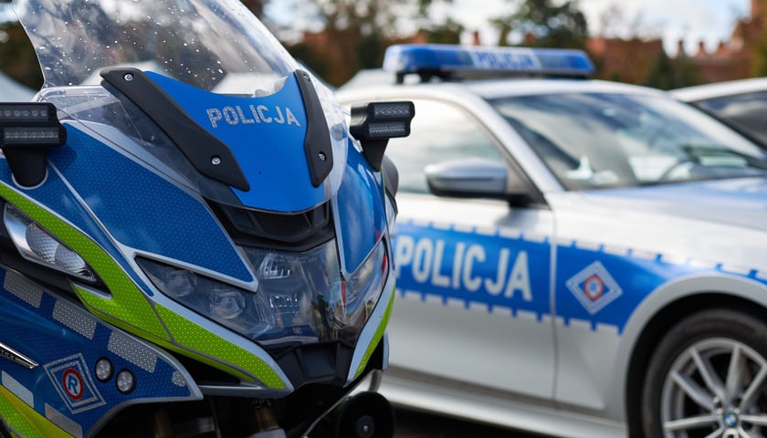 Na zdjęciu policyjny radiowóz i motocykl
