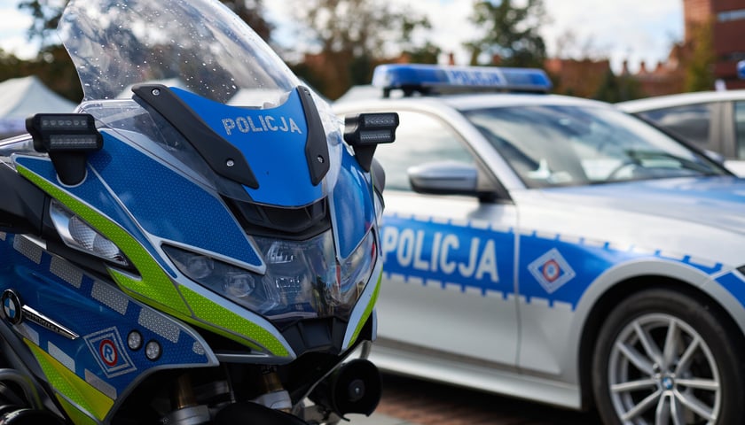 Czy we Wrocławiu grasuje porywacz dzieci? Policja uspokaja... Na zdjęciu radiowóz i motocykl policyjny 