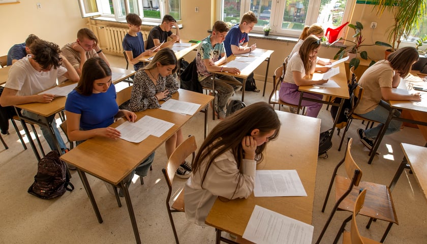 Próbne matury odbędą się we wrześniu i w grudniu. Na zdjęciu: uczniowie liceum piszący w klasie egzaminy.