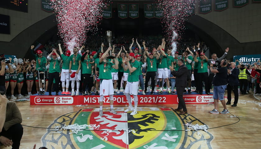 Koszykarze Śląska, w  maju 2022 roku, cieszyli się po zdobyciu 18. tytułu mistrza Polski. Czy powtórzą ten sukces w kolejnym sezonie EBL? Na zdjęciu widać koszykarzy wrocławskiego zespołu 