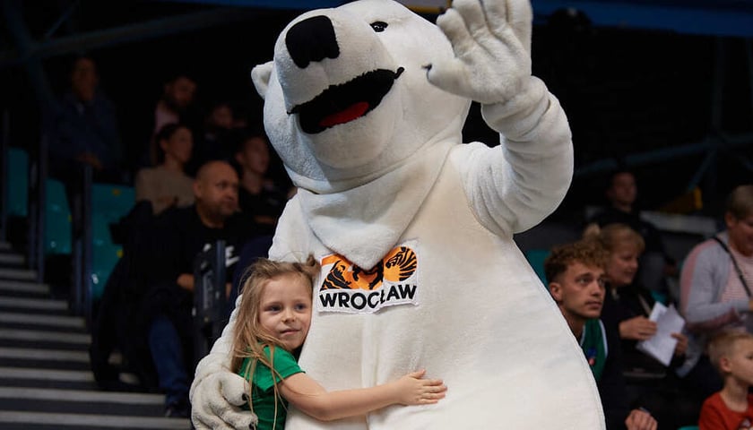 Na zdjęciu maskotka Zoo Wrocław na meczu Śląska Wrocław. Reklama wrocławskiego zoo będzie widoczna na koszulkach koszykarzy i bandach reklamowych wokół boiska