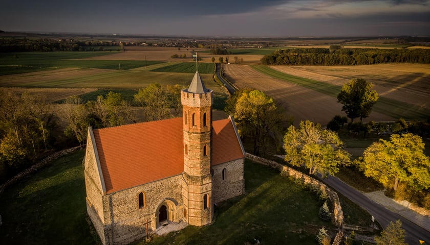 Na zdjęciu zabytkowy kościół we wsi Pożarzysko