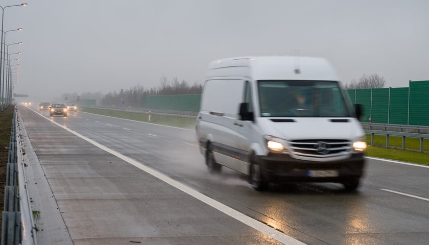Na zdjęciu samochody na autostradzie w deszczu 