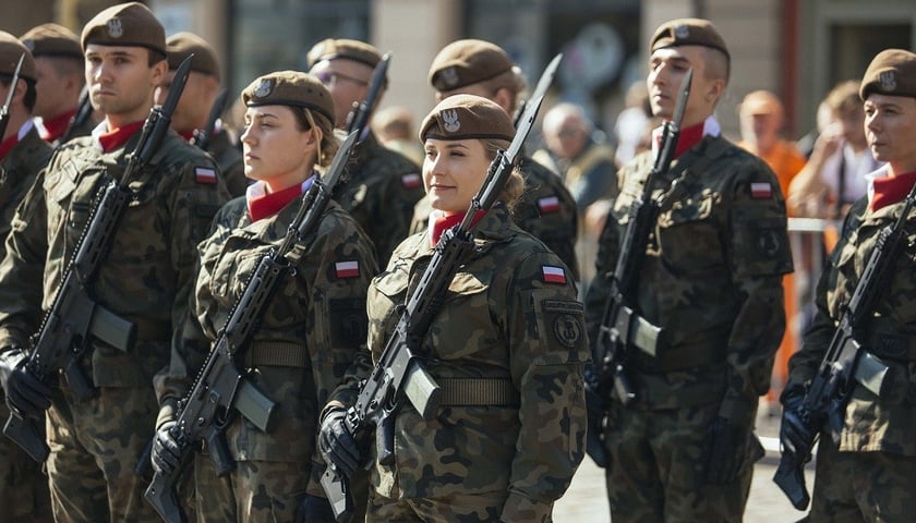 Na zdjęciu żołnierki i żołnierze Wojsk Obrony Terytorialnej 