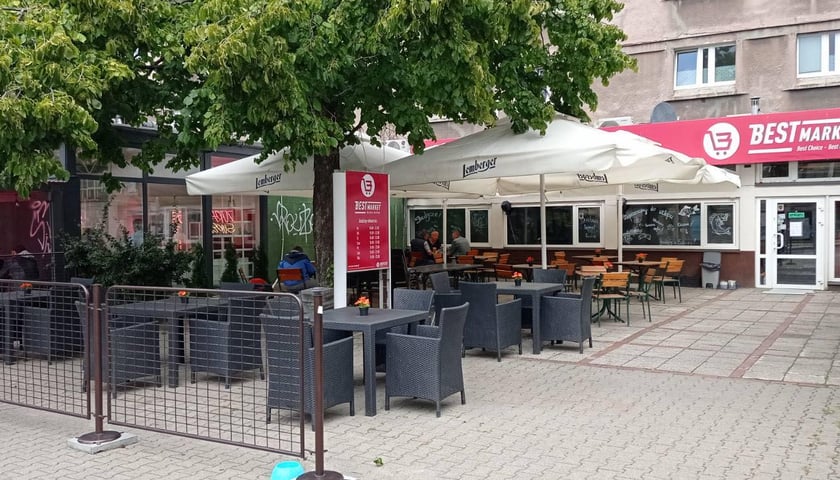 Przed sklepem Best Market w Warszawie jest ogródek, w którym można usiąść