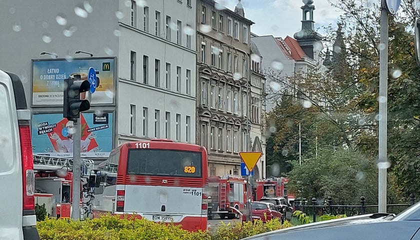 Na zdjęciu korek samochodów na ulicy, w okolicy pl. Dominikańskiego 