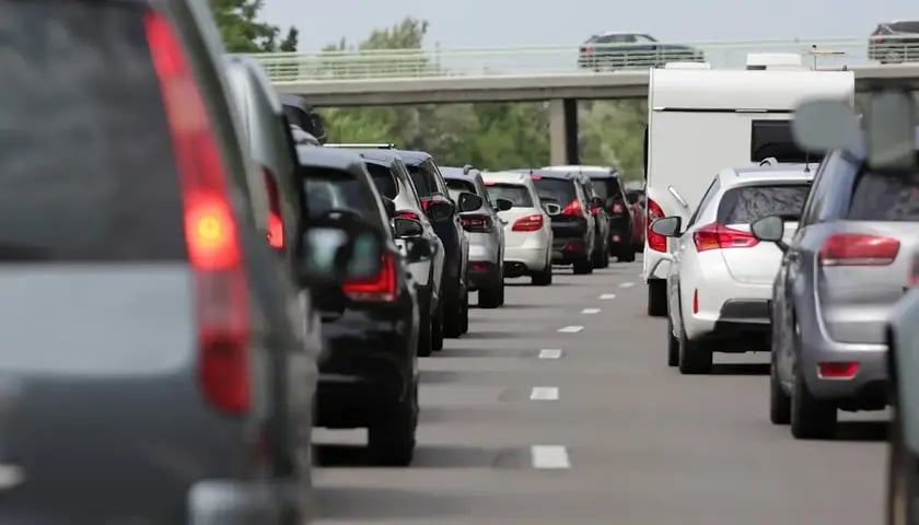 Na zdjęciu ilustracyjnym widać sznur samochodów stojących w korku na drodze. 