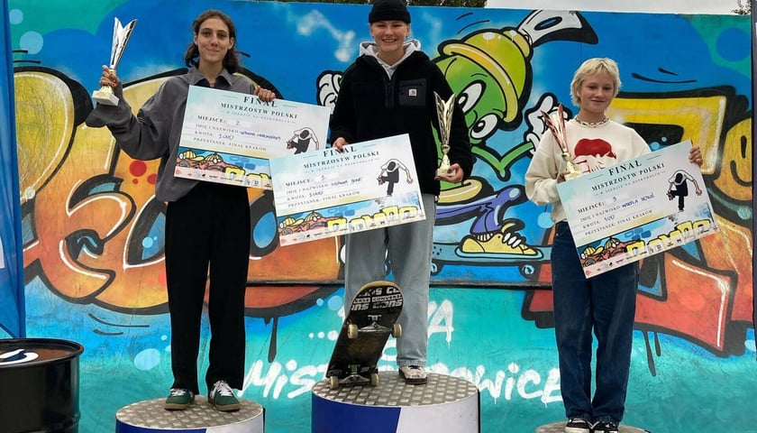 Weronika Choromańska (po lewej) z trofeum za wicemistrzostwo Polski. Na zdjęciu wszystkie trzy medalistki na podium