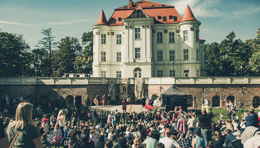 Na zdjęciu Zamek w Leśnicy (w tle), na pierwszym planie scena i widzowie oglądający występy