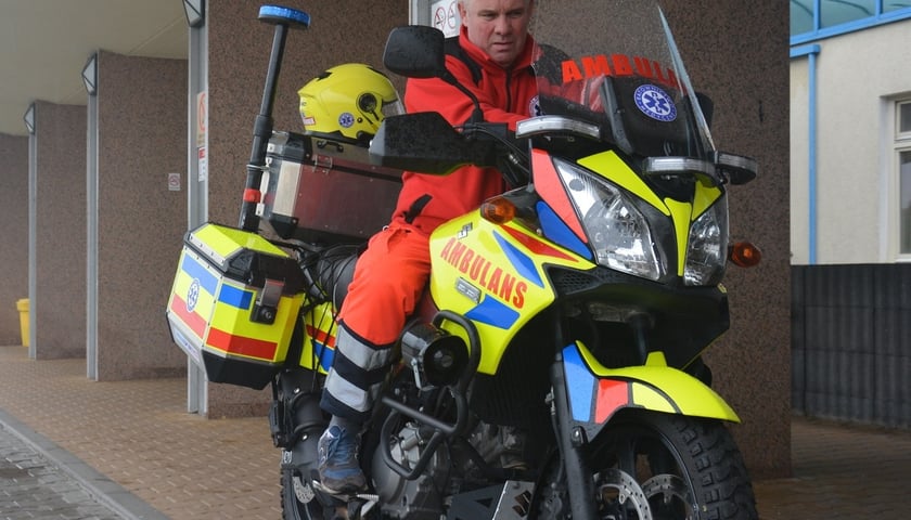 Na zdjęciu: ratownik Zbigniew Wadowski przy nowym motorze medycznym pod Uniwersyteckim Szpitalem Klinicznym we Wrocławiu