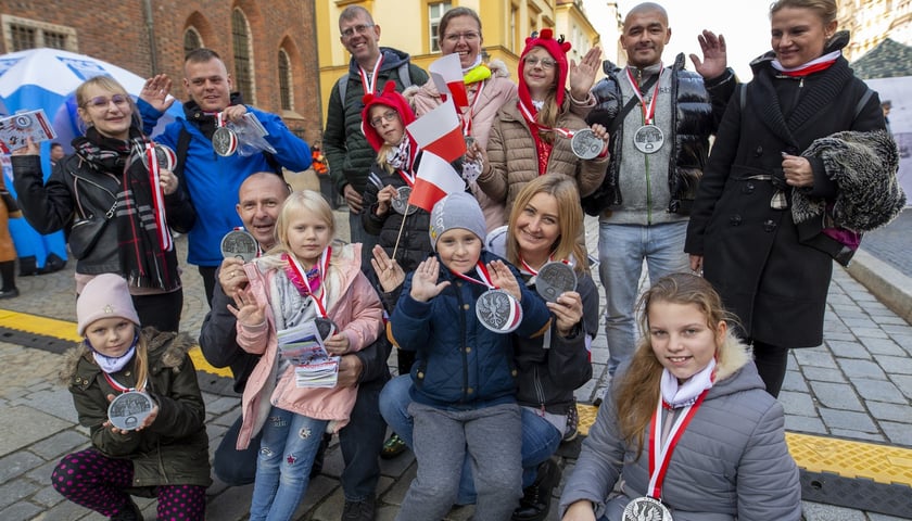na zdjęciu uczestnicy WrocWalk Marathon 2021 z pamiątkowymi medalami na wrocławskim Rynku