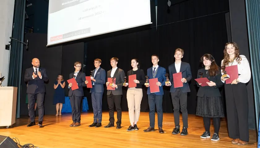 Na zdjęciu: wręczenie dyplomów wrocławskim stypendystom