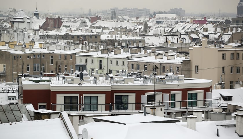 Sezon grzewczy we Wrocławiu. Na zdjęciu panorama miasta pokrytego śniegiem