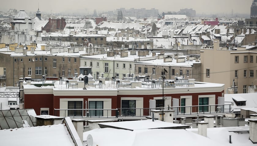 Sezon grzewczy we Wrocławiu. Na zdjęciu panorama miasta pokrytego śniegiem