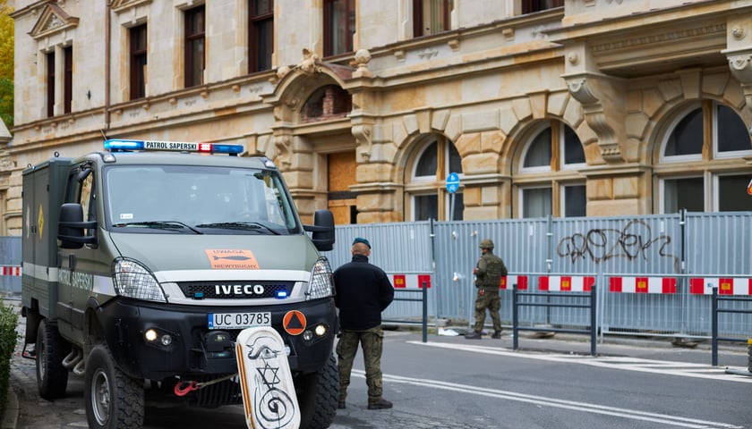 na zdjęciu patrol saperski przy ul. Gepperta we Wrocławiu