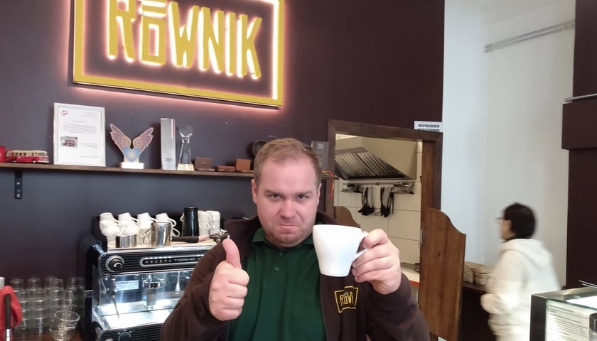 Pracujący w Cafe Równik Piotr zaprasza na pyszną kawę, ciastka i bardzo dobre jedzenie