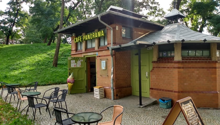 W Cafe Panorama napijemy się kawy i lemoniady siedząc wśród starych drzew i obserwując w oddali Ostrów Tumski