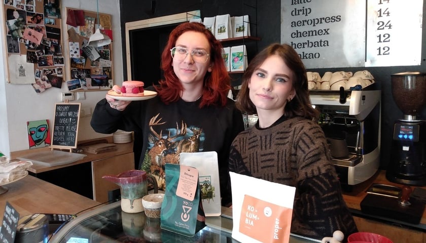 Na zdjęciu Monika (z lewej) i Zuzia, które zapraszają na aromatyczną kawę do legendarnej kawiarni na Nadodrzu, czyli do Cafe Rozrusznik.