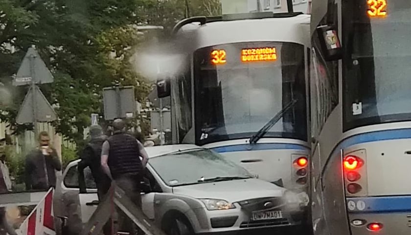 na zdjęciu wypadek na ul. Glinianej, samochód osobowy wjechał pod tramwaj