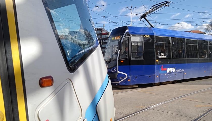 zdjęcie ilustracyjne, na zdjęciu dwa tramwaje  na torowisku 