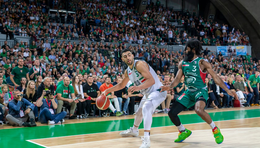 Na zdjęciu Kerem Kanter ze Śląska Wrocław z piłką, obok niego Robert Johnson z Legii, podczas majowego finału Energa Basket Ligi. Ogląda ich komplet widzów w Hali Stulecia