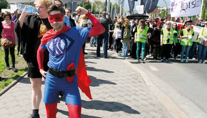 Juwenalia we Wrocławiu, na zdjęciu mężczyzna przebrany na spidermana