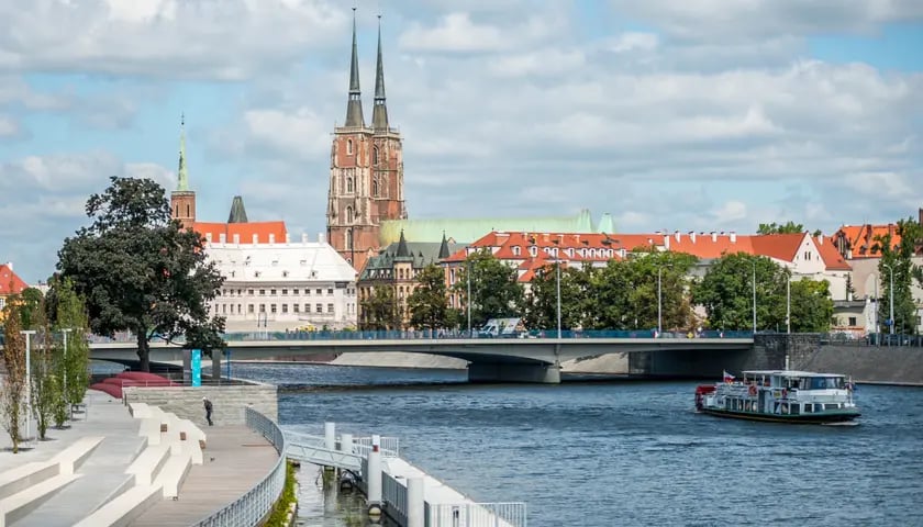 Na zdjęciu widać Odrę we Wrocławiu i płynący po niej statek wycieczkowy. Fotografia ilustracyjna